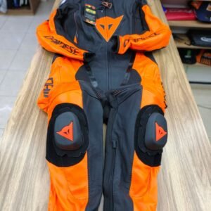 Protección y estilo: El traje Dainese que te hará sentir seguro y a la moda talla 54